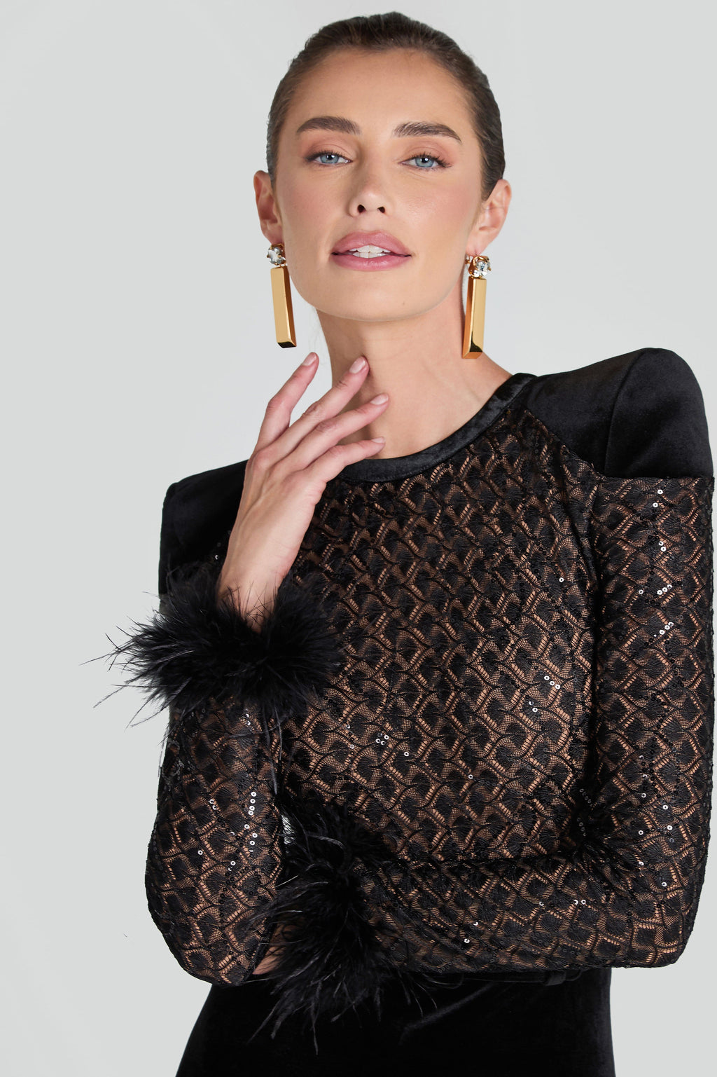 VICTORIA | Elegante Mono con Encaje