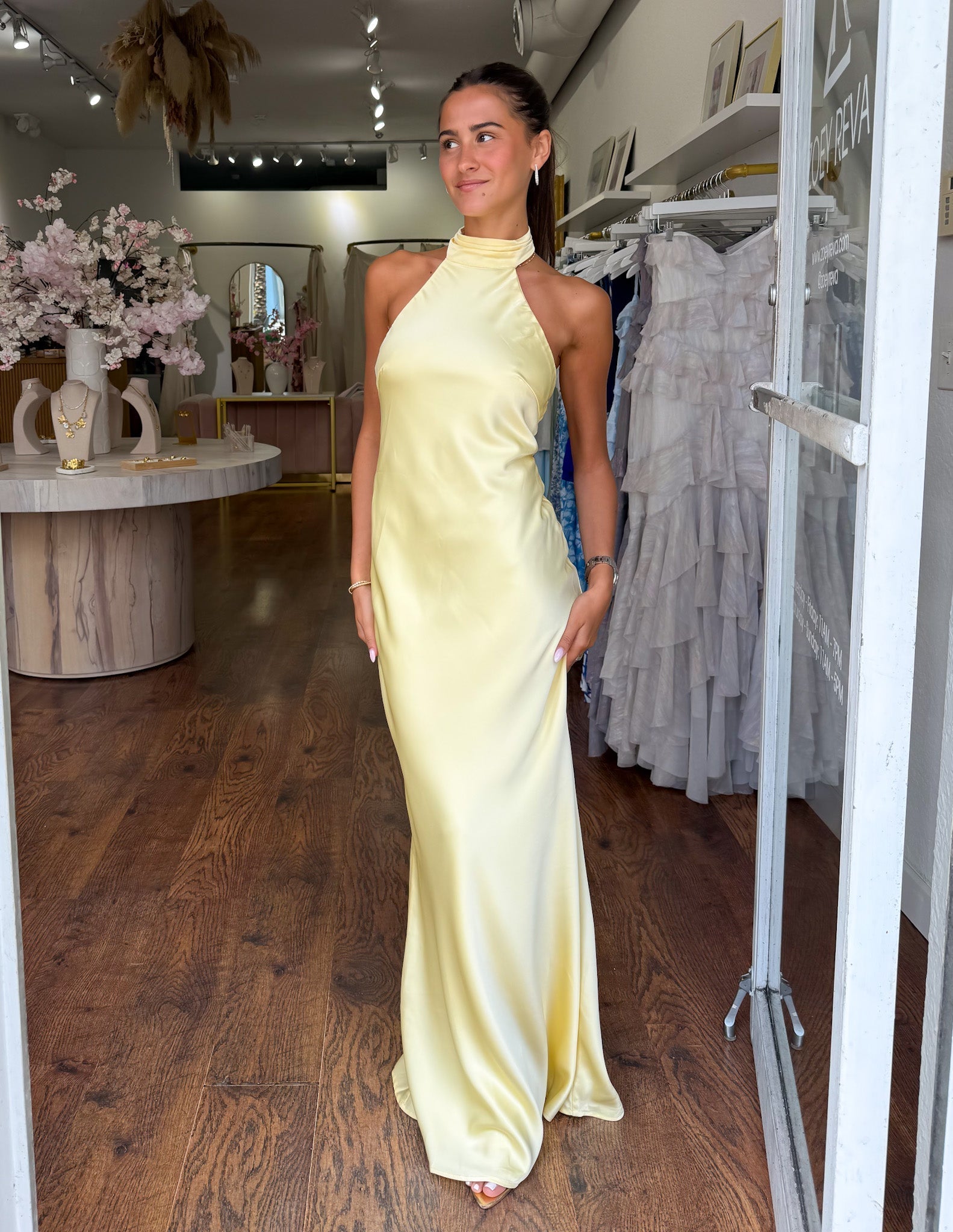 ZEYNEP | Elegante vestido Maxí de satén con escote halter