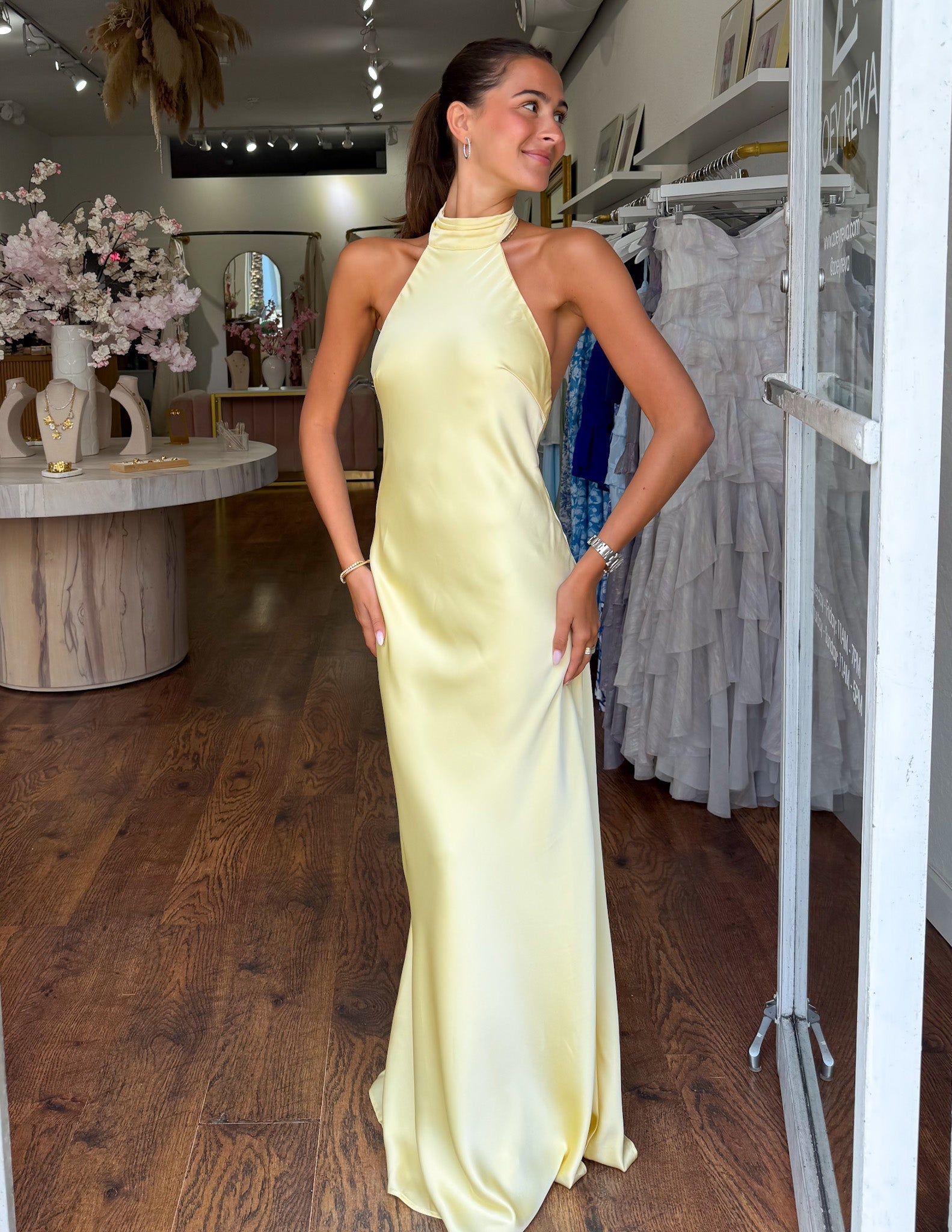 ZEYNEP | Elegante vestido Maxí de satén con escote halter