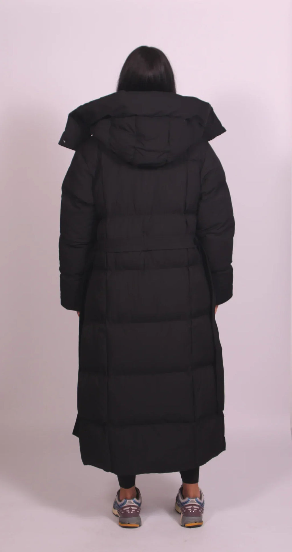 LIVIA | Chaqueta larga de plumas con cinturón