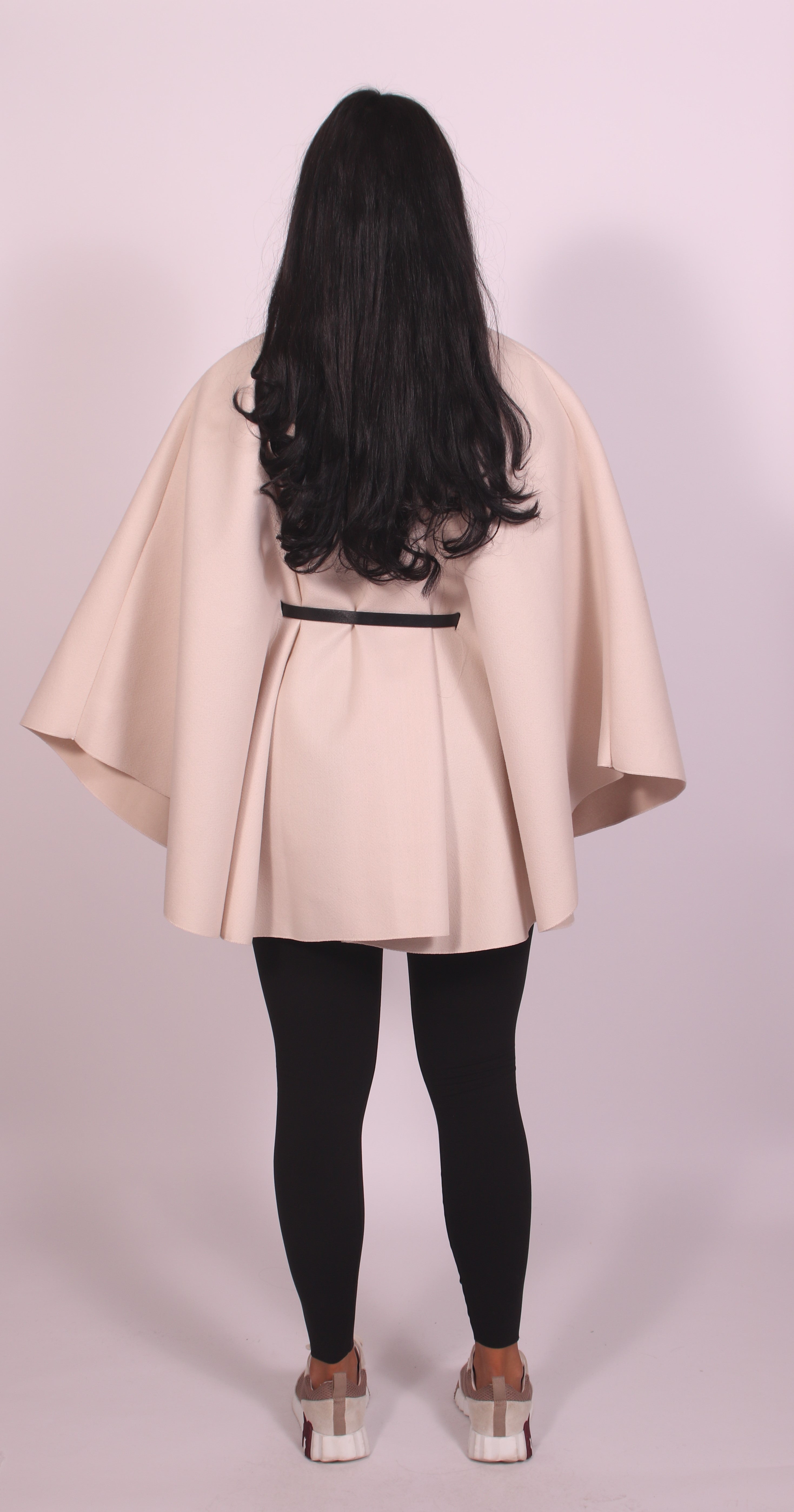 JANICE | Elegante Abrigo Capa con Silueta Femenina