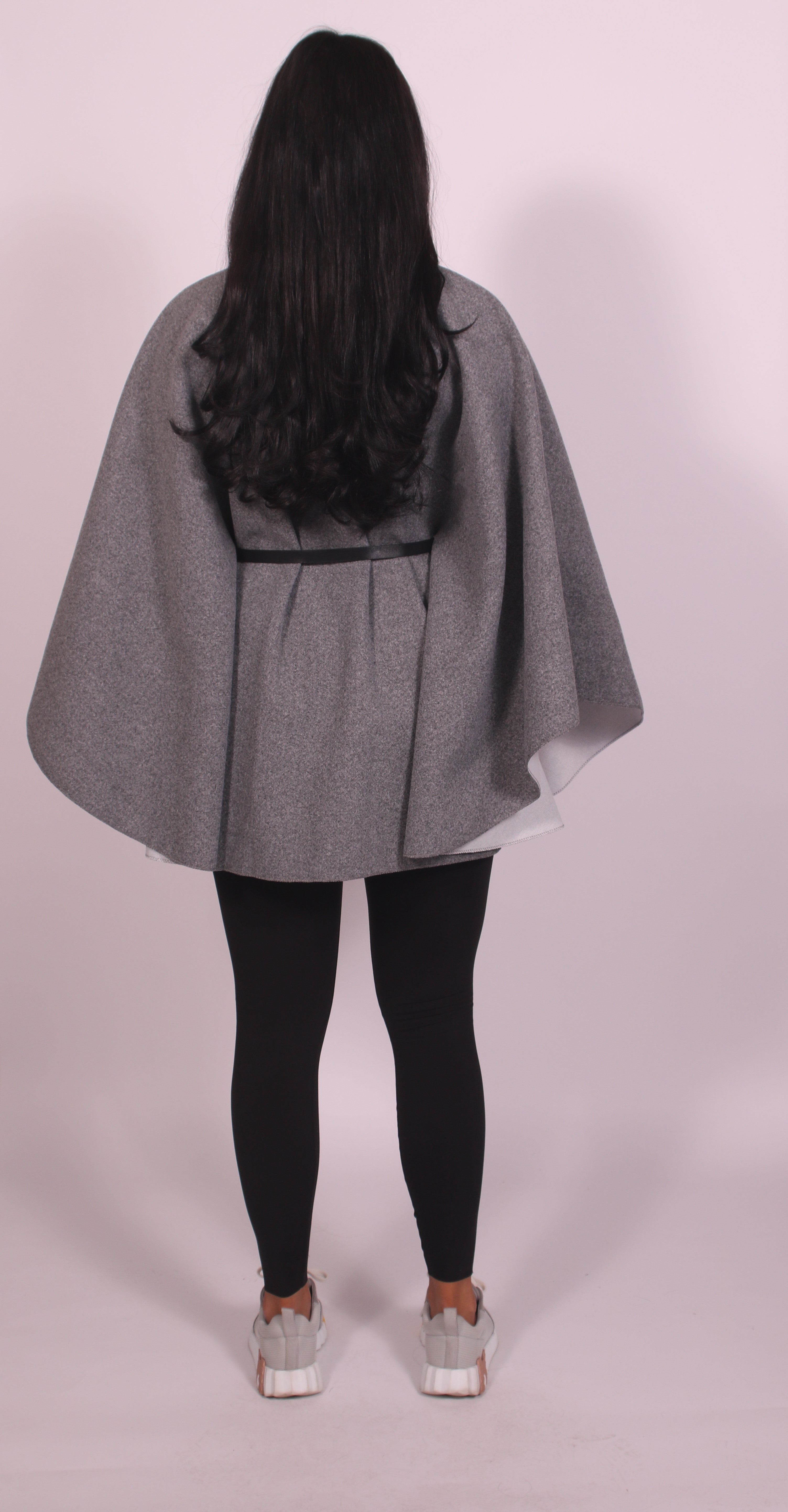 JANICE | Elegante Abrigo Capa con Silueta Femenina
