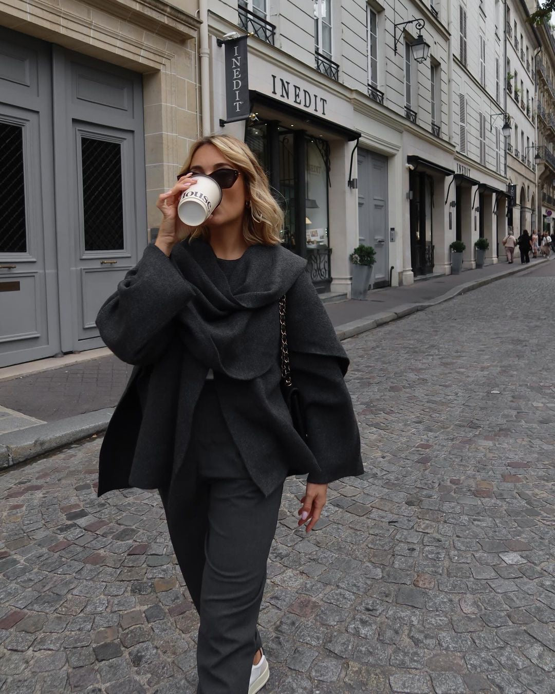 GRETA | Elegante abrigo con pañuelo