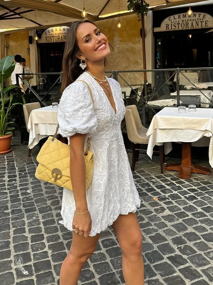 ALICE | Vestido Mini Chic con Patrón Estructurado y Mangas Abullonadas