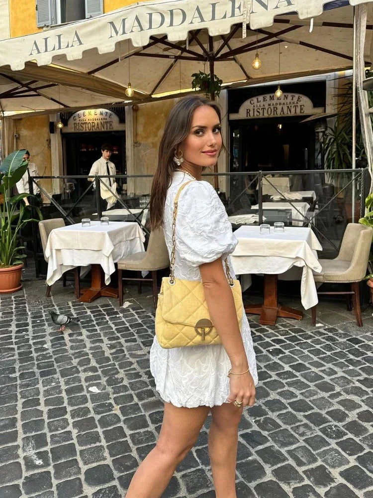 ALICE | Vestido Mini Chic con Patrón Estructurado y Mangas Abullonadas