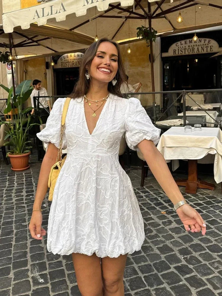 ALICE | Vestido Mini Chic con Patrón Estructurado y Mangas Abullonadas