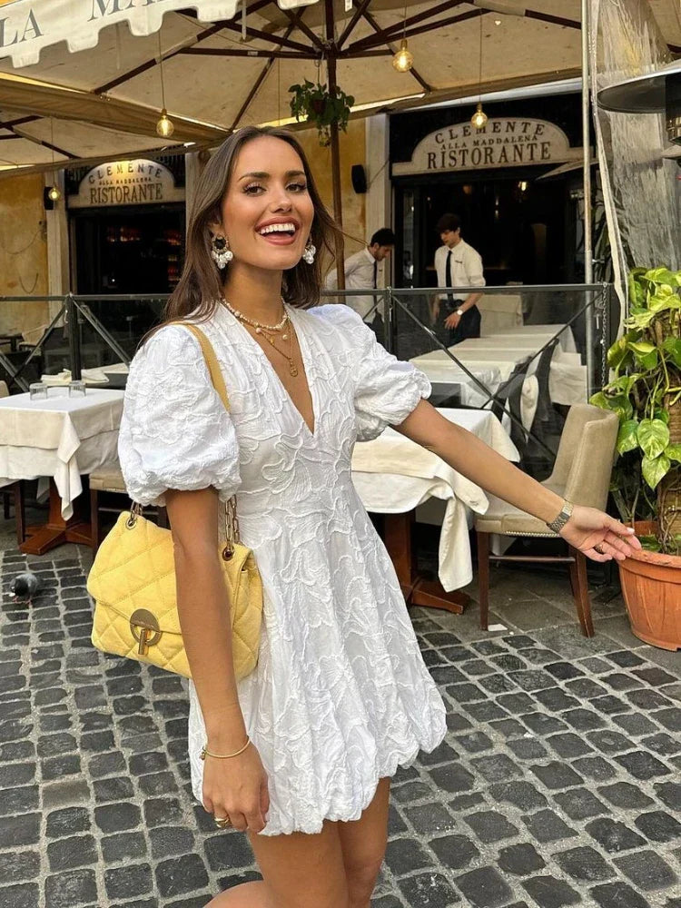 ALICE | Vestido Mini Chic con Patrón Estructurado y Mangas Abullonadas