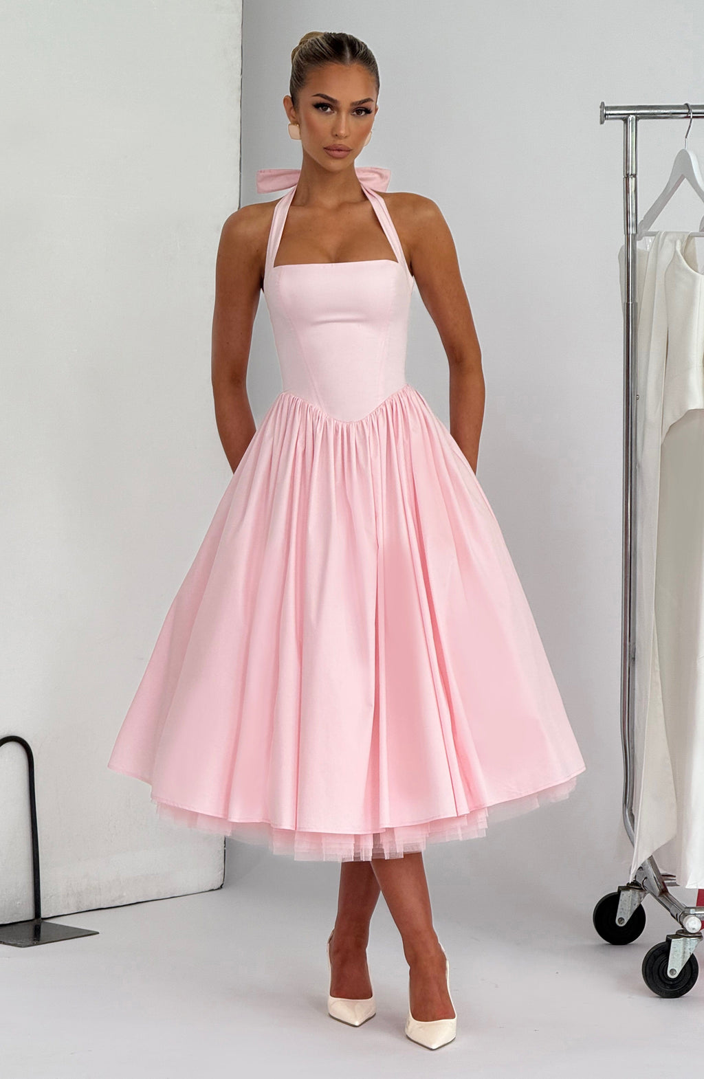 TESSA | Vestido midi con tirantes inspirado en lo vintage