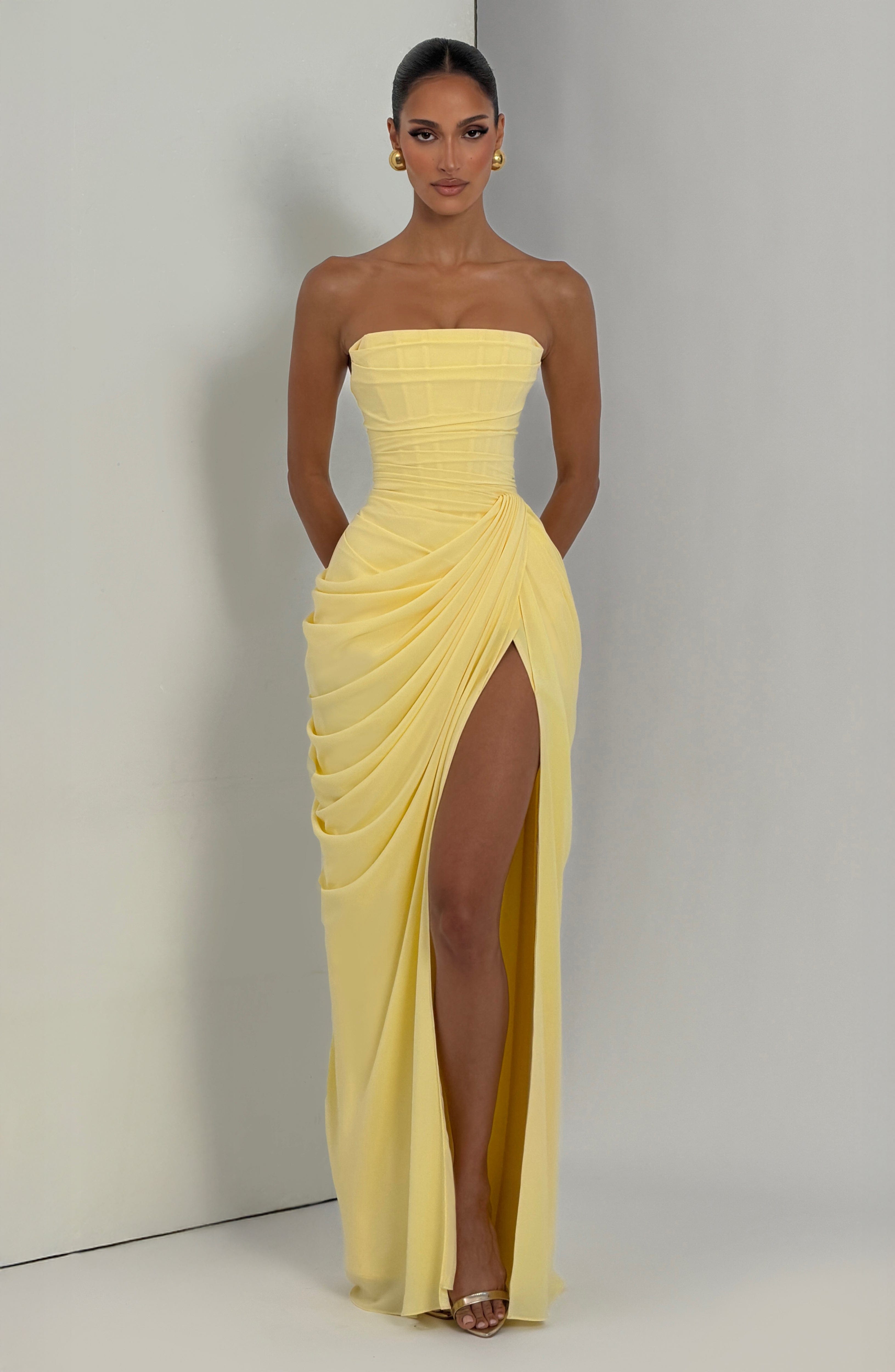 HANNAH | Elegante Vestido Maximalista con Drapado y Alta Abertura