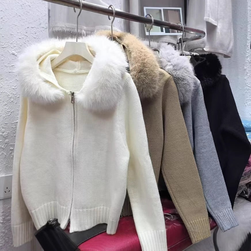 GLENDA | Elegante chaqueta de punto con capucha y cuello de piel