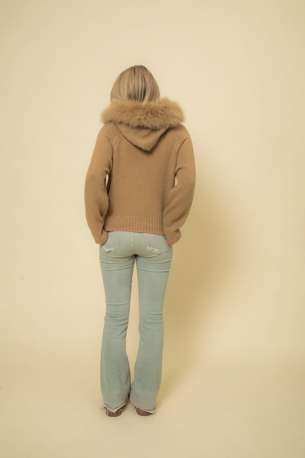 GLENDA | Elegante chaqueta de punto con capucha y cuello de piel