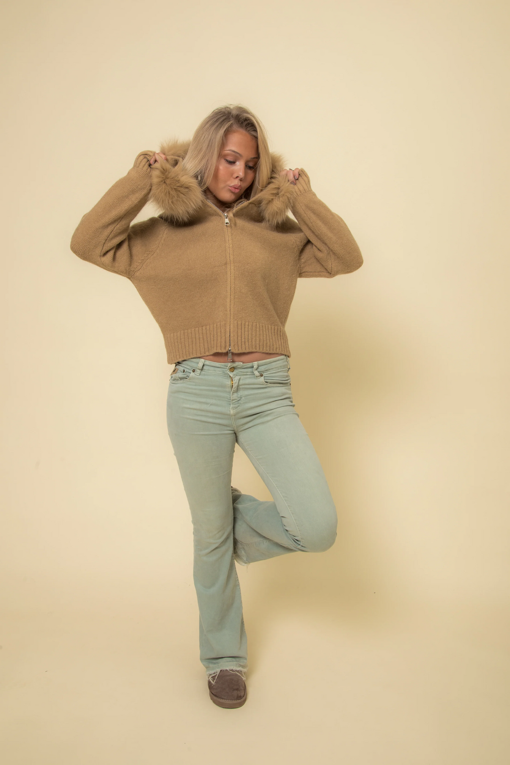 GLENDA | Elegante chaqueta de punto con capucha y cuello de piel