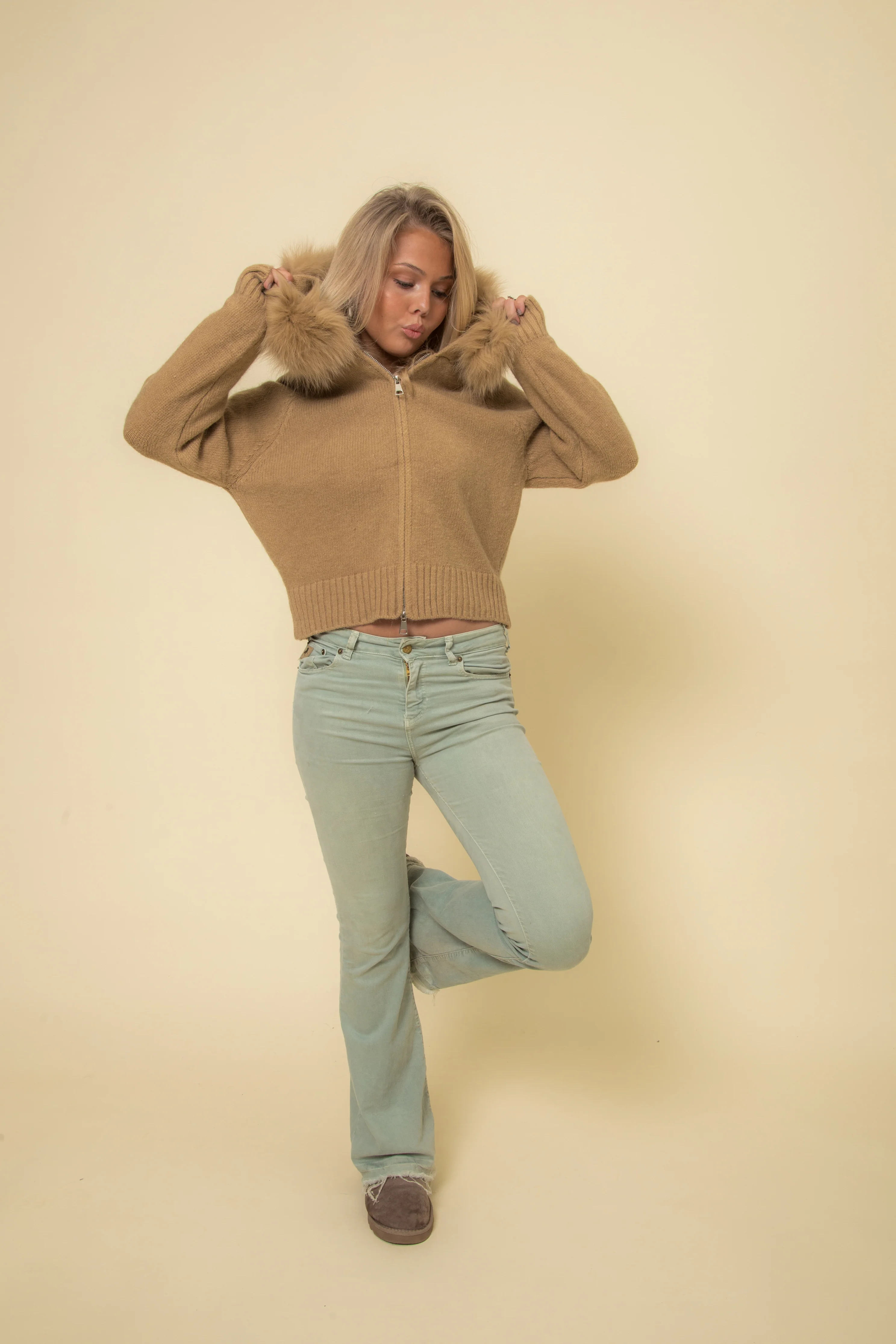 GLENDA | Elegante chaqueta de punto con capucha y cuello de piel