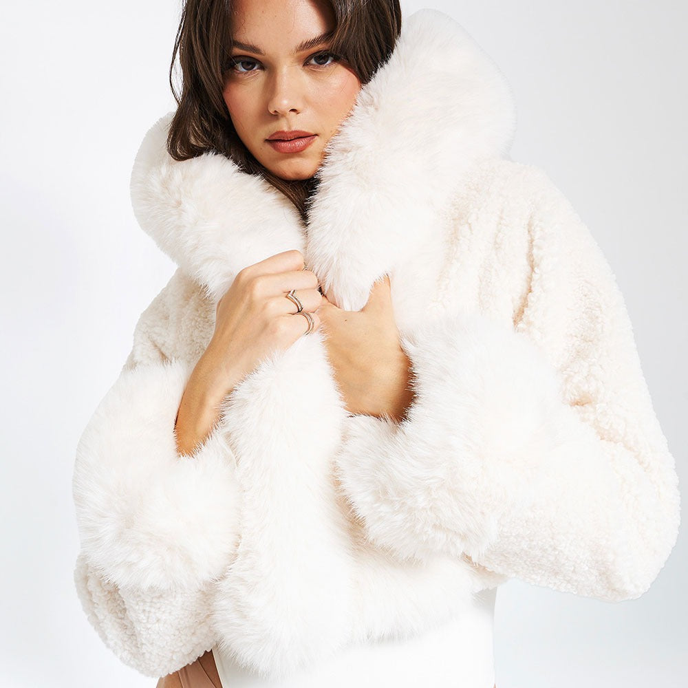 RIEL | Chaqueta de lana atemporal con capucha y cuello de piel