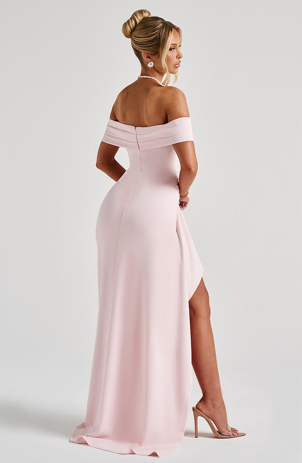 KIM | Vestido Maxí de satén Off-Shoulder